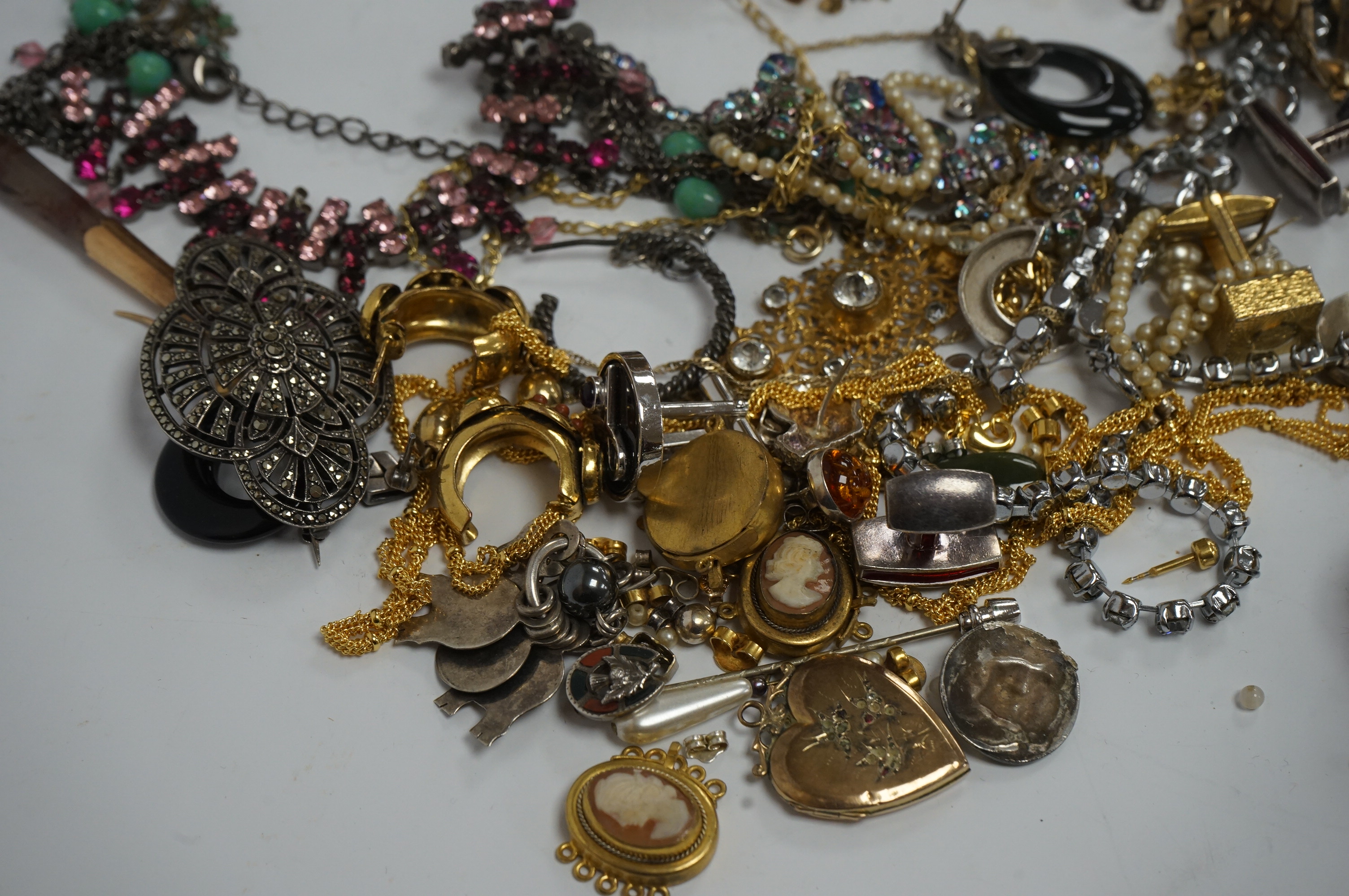 A small quantity of assorted mainly costume jewellery, including a pair of agate drop earrings, paste necklace, marcasite brooch, 925 and cabochon set pendant, a 9ct 'back & front' heart shaped locket, etc, housed in a g